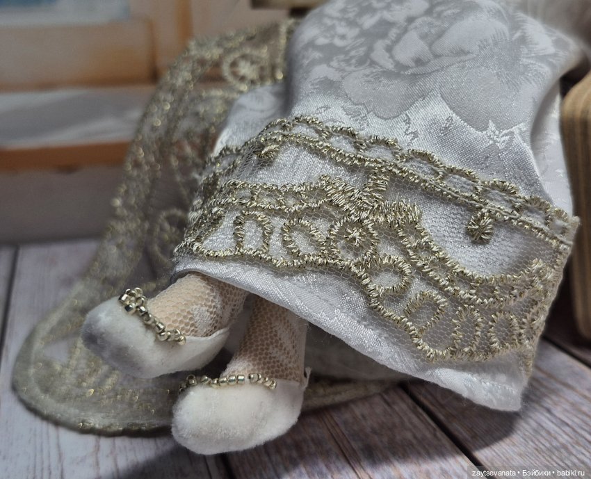 Платье Элен Курагиной: плющ, мох и дедлайны