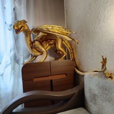 Огромный золотой дракон Керровитарр