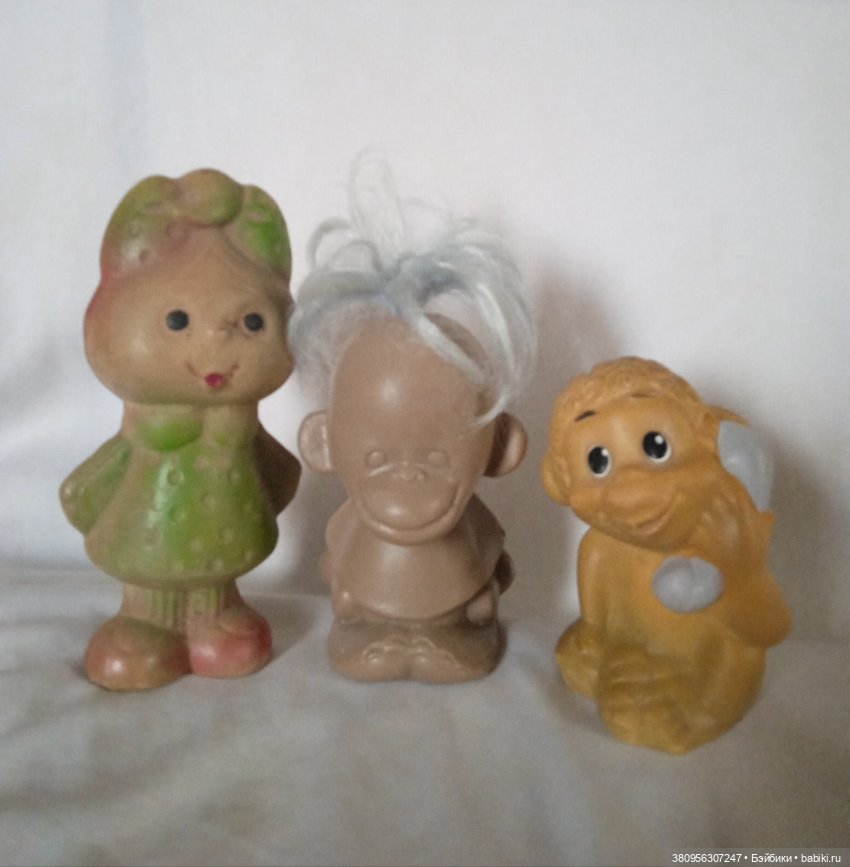 Девочка из резины Редиска, по мотивам мультфильма Чиполлино по сказке Джанни Родари Копычинской фабрики игрушек, обезьянка из пластмассы с волосиками Киевской фабрики игрушек Победа, обезьянка с телефонной трубкой из пластизоля Донецкой фабрики игрушек