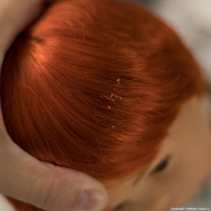 клей сбоку на волосах