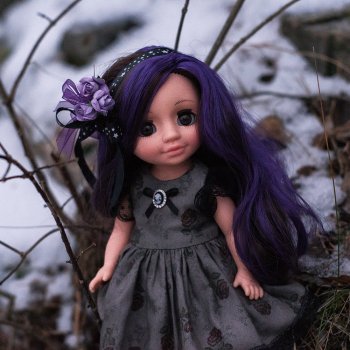 Готическая принцесса в заброшенном парке