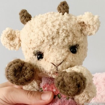 Моя первая авторская вязаная игрушка в стиле ,,Тедди ’’. Очаровательная козочка