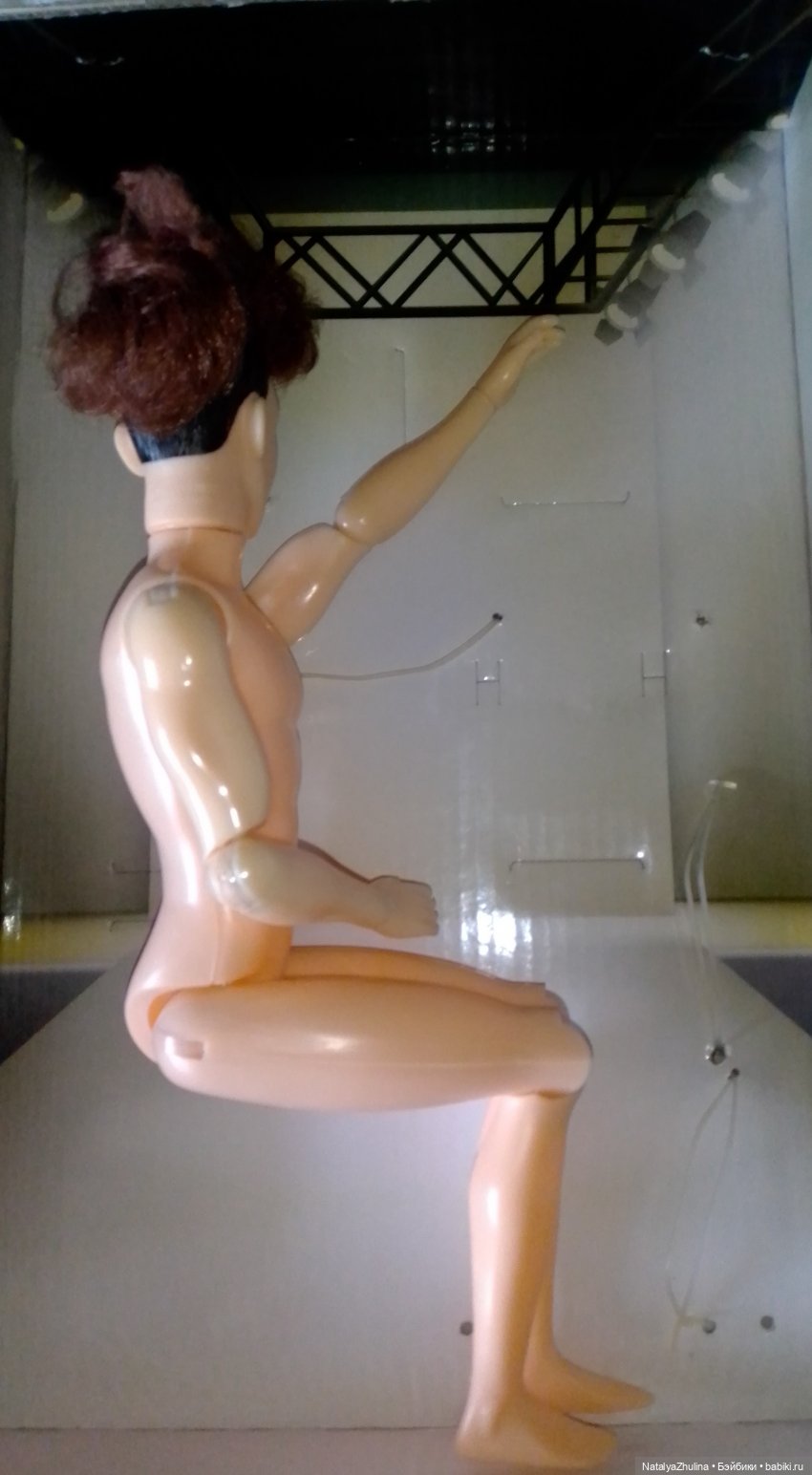 С помощью уличной магии может сидеть без стула!О-па!