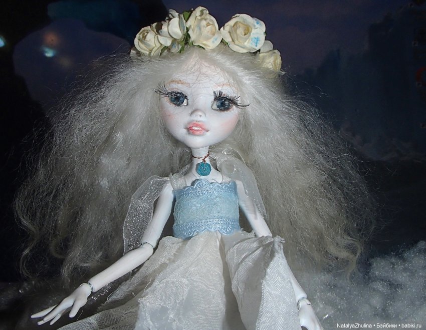 Глаз косит немного,но уже исправлено..Просто я так спешила,что кукла во время съемок пыталась "летать"..