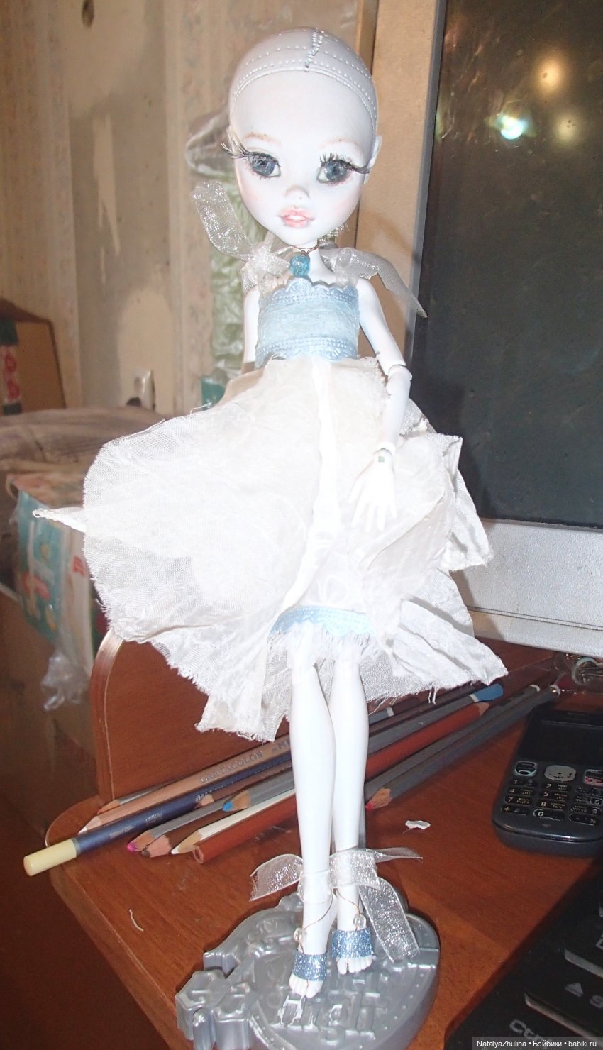 По моему ей без парика лучше)