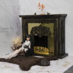 Большой камин в викторианском стиле с элементами эклектики