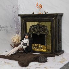 Большой камин в викторианском стиле с элементами эклектики