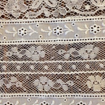 Кукольные платья из кружев, хлопковой сетки и шитья