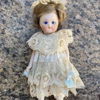 Кукольные платья из кружев, хлопковой сетке и шитья для миньонет