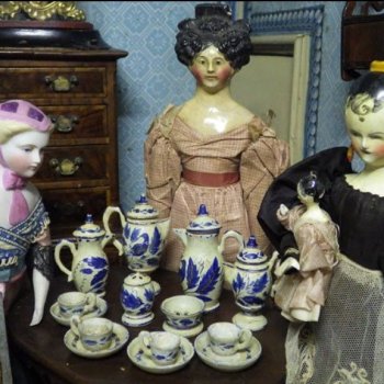 Подборка фотографий с антикварной кукольной посудой