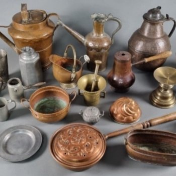 Фото подборка с аукционов с антикварной и винтажной кукольной миниатюрой, медь