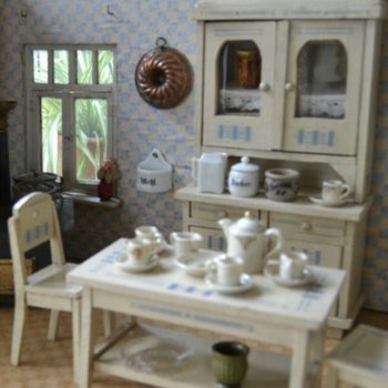 Подборка антикварных белых буфетов для кукол, продолжение