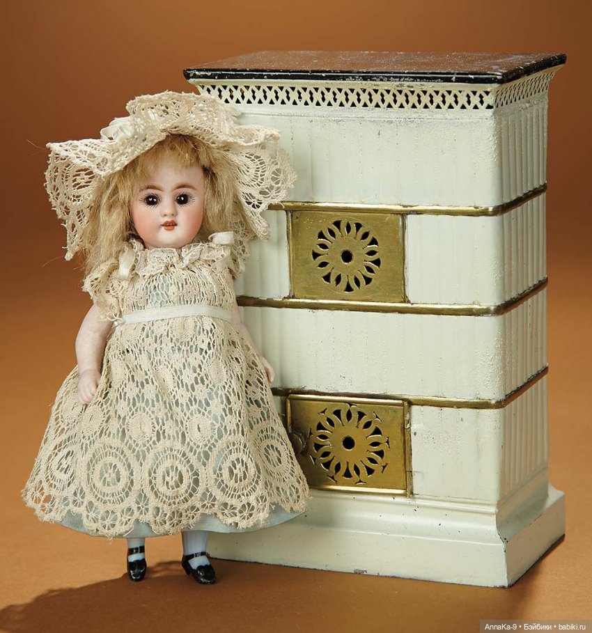 Антикварные печи для кукольных домиков