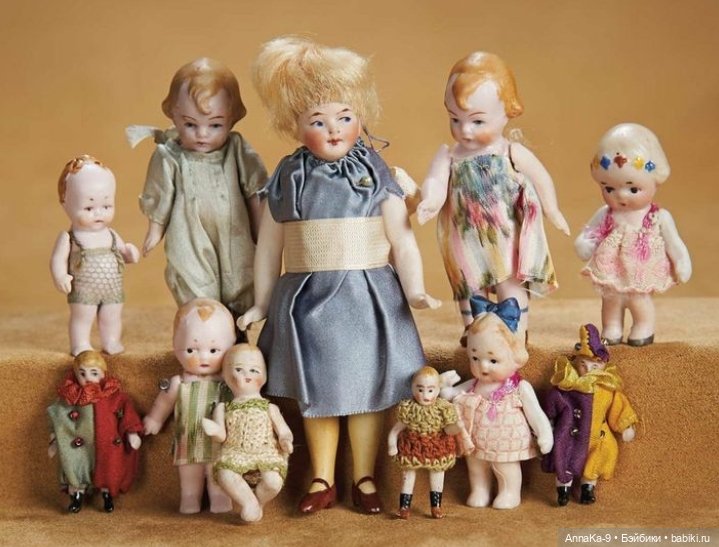 Вязанные наряды для миниатюрных антикварных кукол (фото 4)