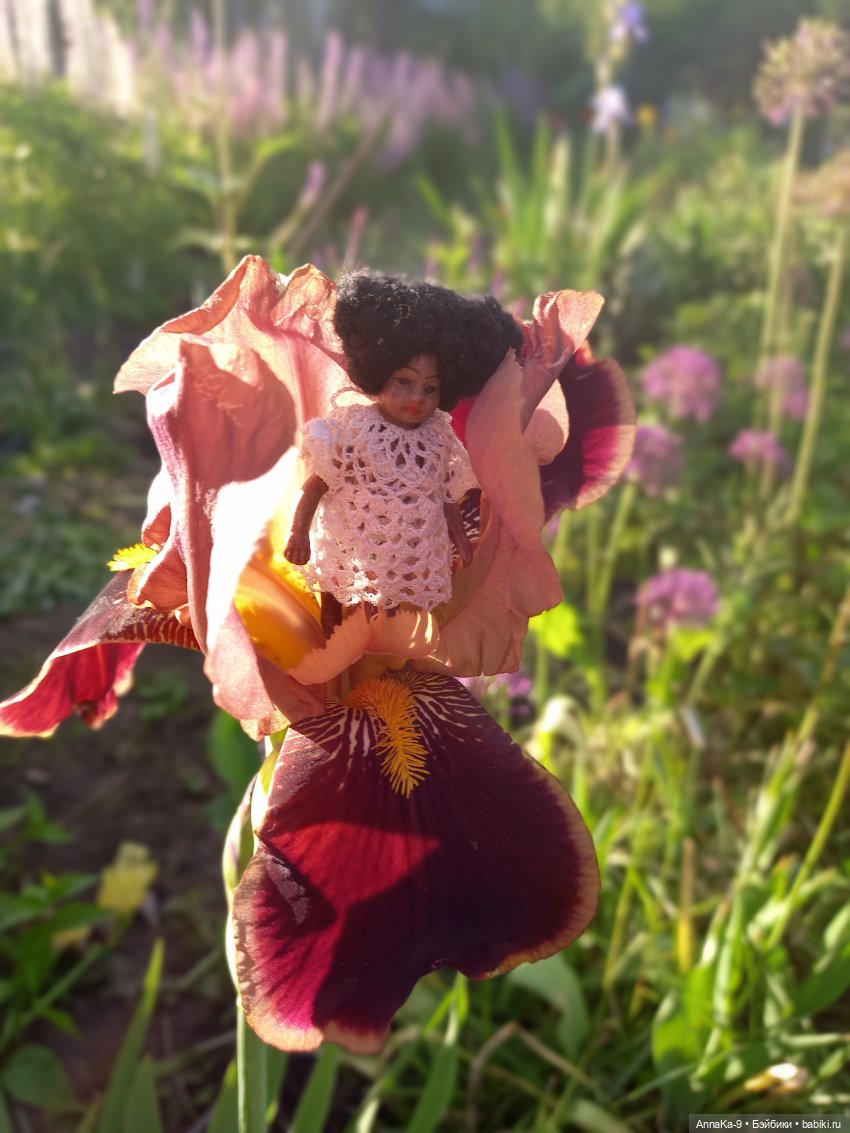 Вязанные наряды для миниатюрных антикварных кукол (фото 5)