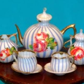 Антикварные кукольные сервизы из стекла