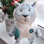Интерьерная игрушка Голубой тигр Ричард в вязаном шарфе