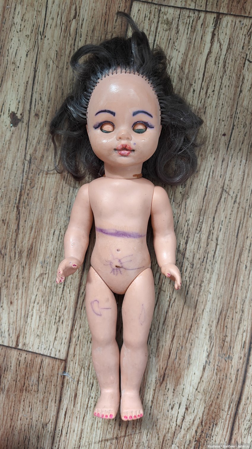 Резиновая Зина упала из корзины, измазалась в грязи