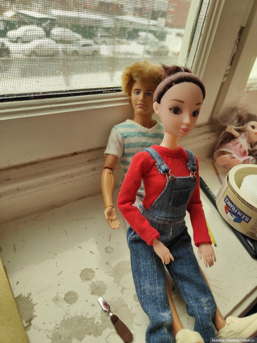 Она сидит на нем