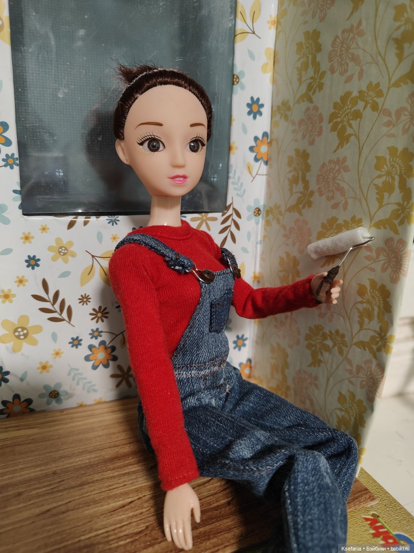 Маша клеит обои