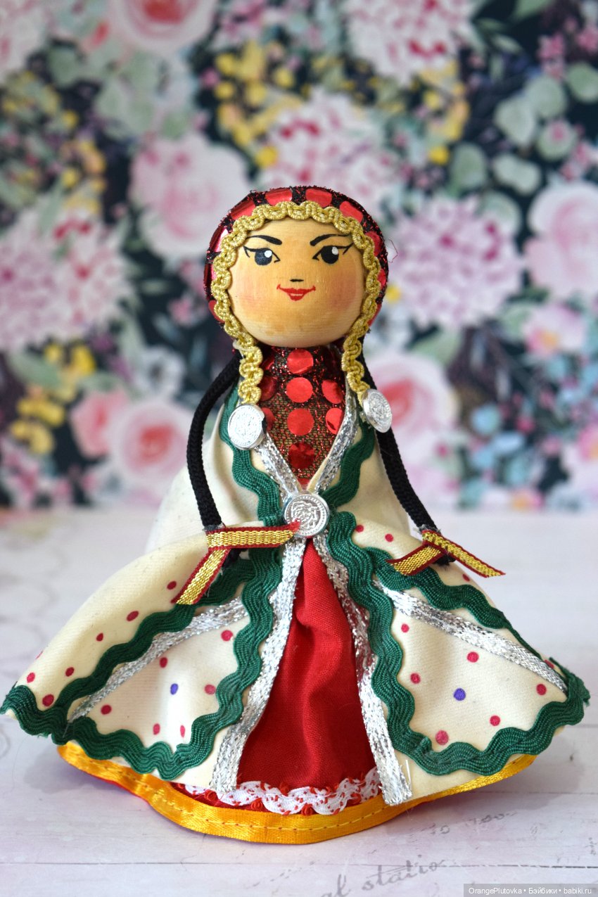 Деревянная куколка в народном костюме, привезена в подарок из Башкирии