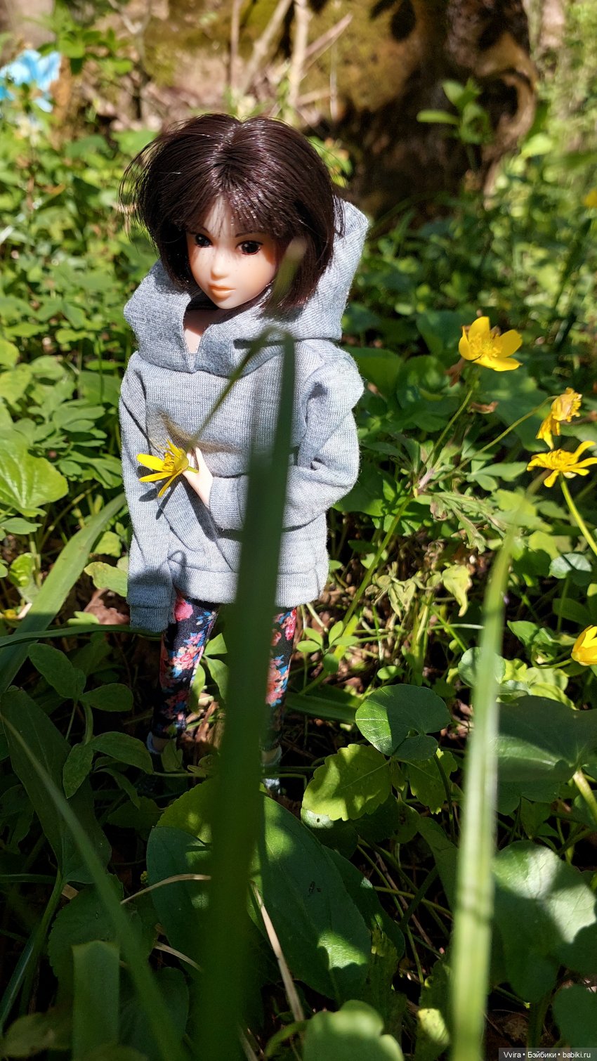 Много зелени и одна кукла