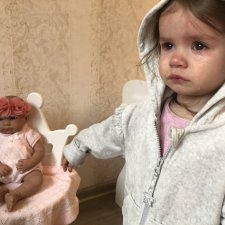Дорогостоящая кукла и ребёнок