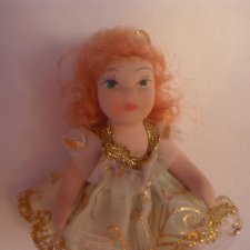 Кукла и черные полосы.