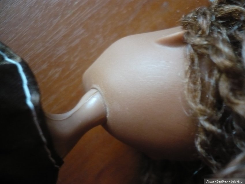 Белые следы на голове куклы