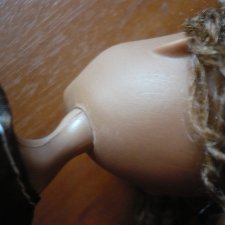 Белые следы на голове куклы.