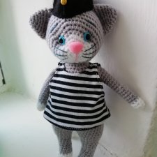 Кого девушки любят больше,  морячков или котиков?