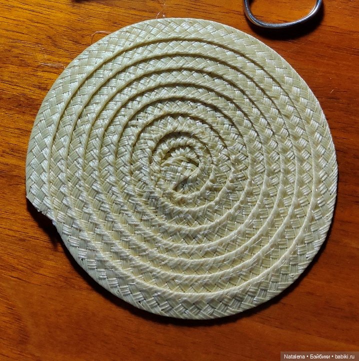 Шляпа для куклы из сервировочной салфетки (фото 2)