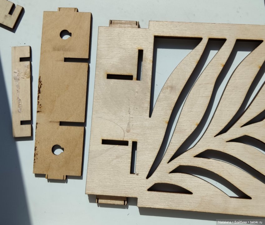 Полка из фикспрайса в качестве ширмы или двери для кукольного домика (фото 3)