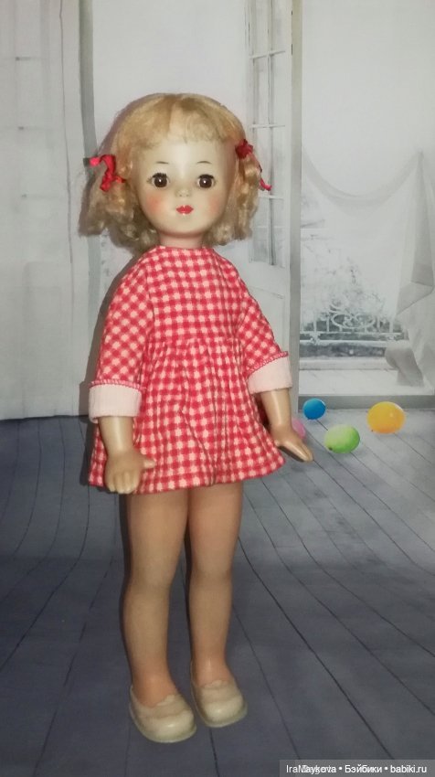 Точно такая Таня была у меня в детстве. Только глазки были зелёные, как у вашей, и платьице было зелёного цвета. И ещё был съёмный воротничок белый