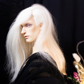 Второй. Много белого