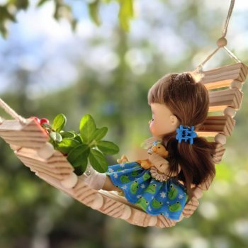 Подвесной деревянный гамак для кукол.