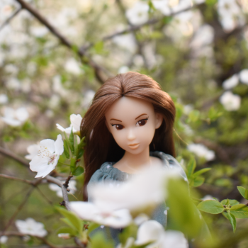 Недовольные модели и пора весеннего цветения