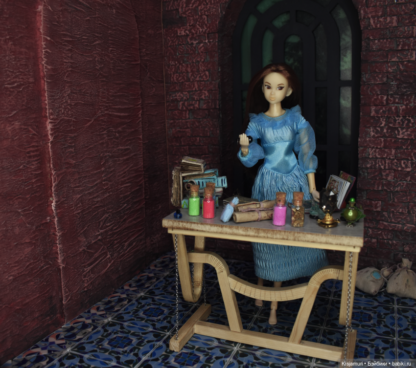 И столик на цепях...стоит