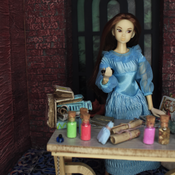 И столик на цепях...стоит...