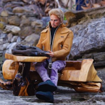 Суров, брутален, ироничен