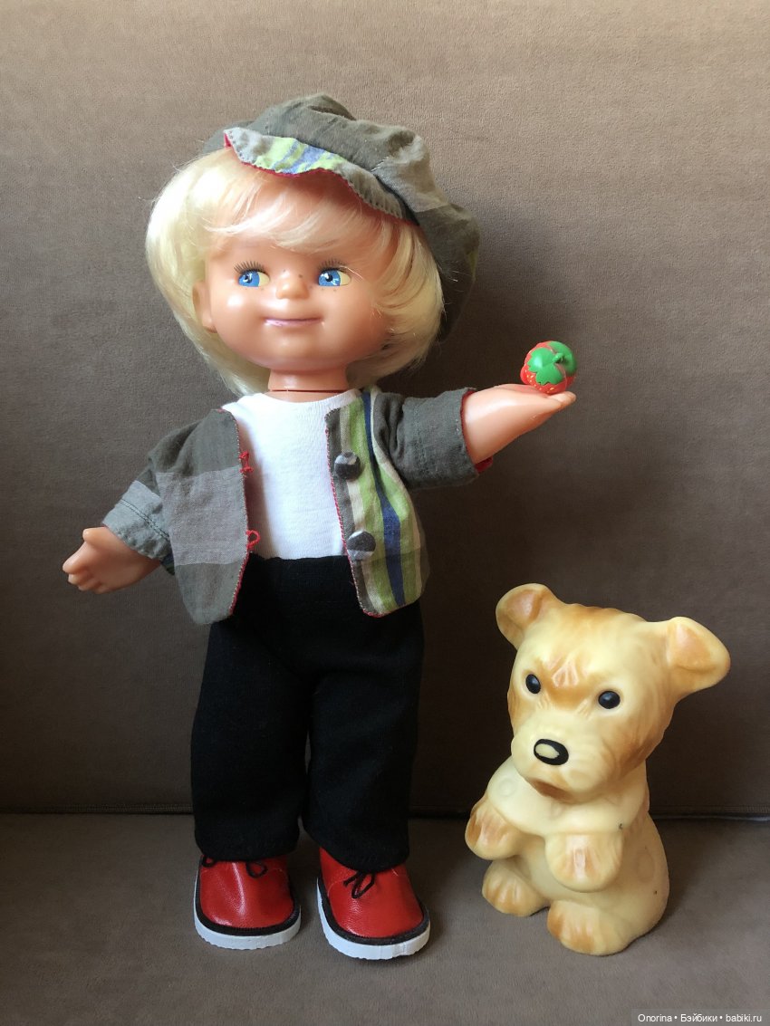 Антошка (Ленигрушка) одевается