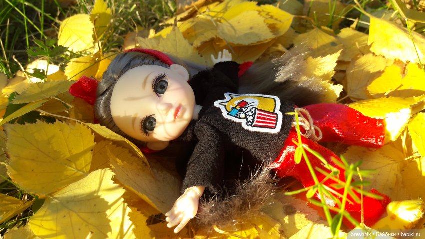 Как я осенью в листьях загорала🍁🍂🌤️