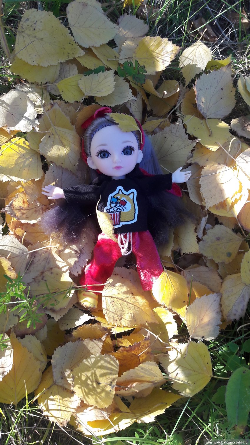 Как я осенью в листьях загорала🍁🍂🌤️