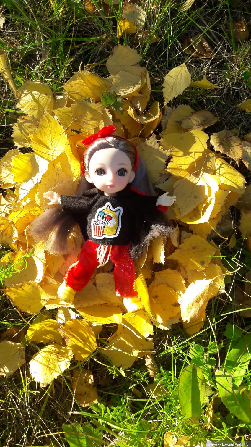 Как я осенью в листьях загорала🍁🍂🌤️