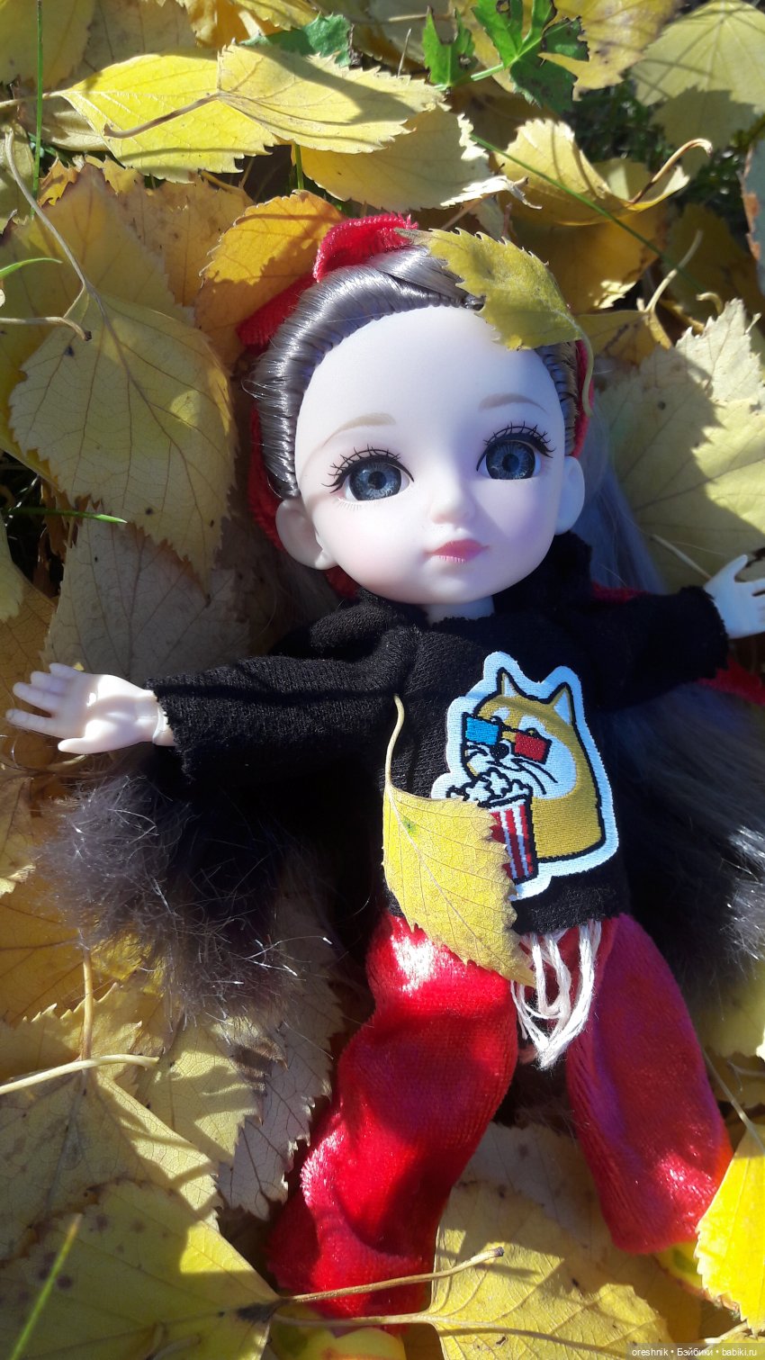 Как я осенью в листьях загорала🍁🍂🌤️