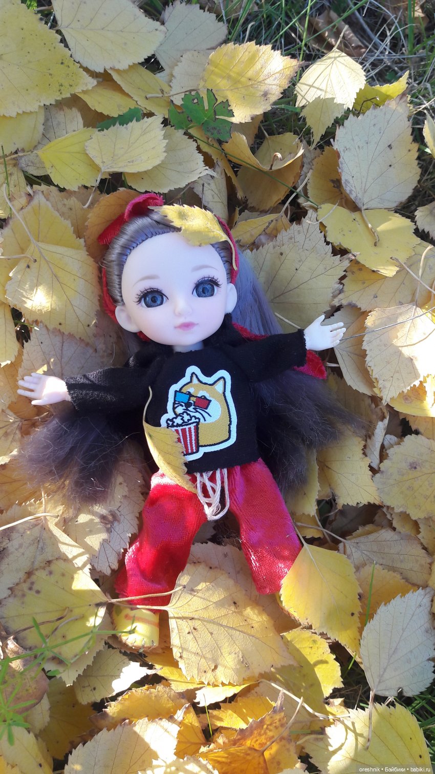 Как я осенью в листьях загорала🍁🍂🌤️