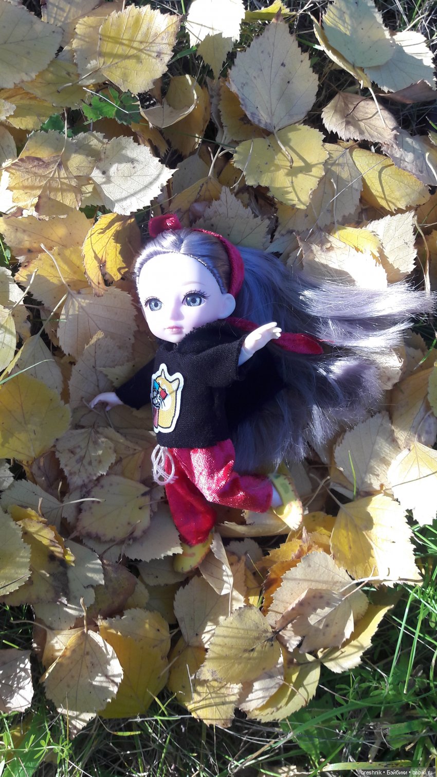 Как я осенью в листьях загорала🍁🍂🌤️