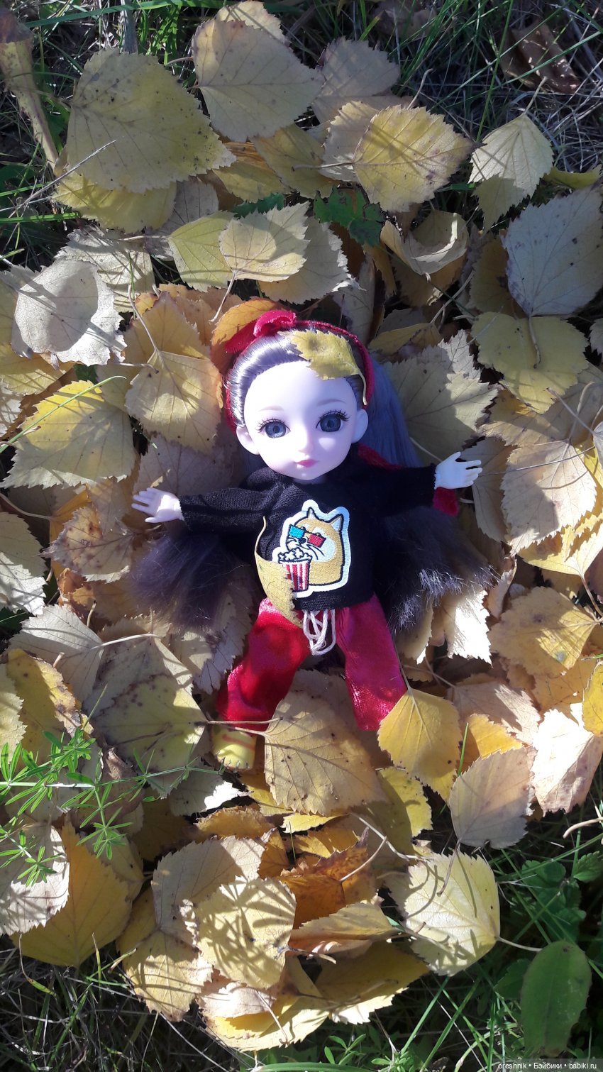 Как я осенью в листьях загорала🍁🍂🌤️