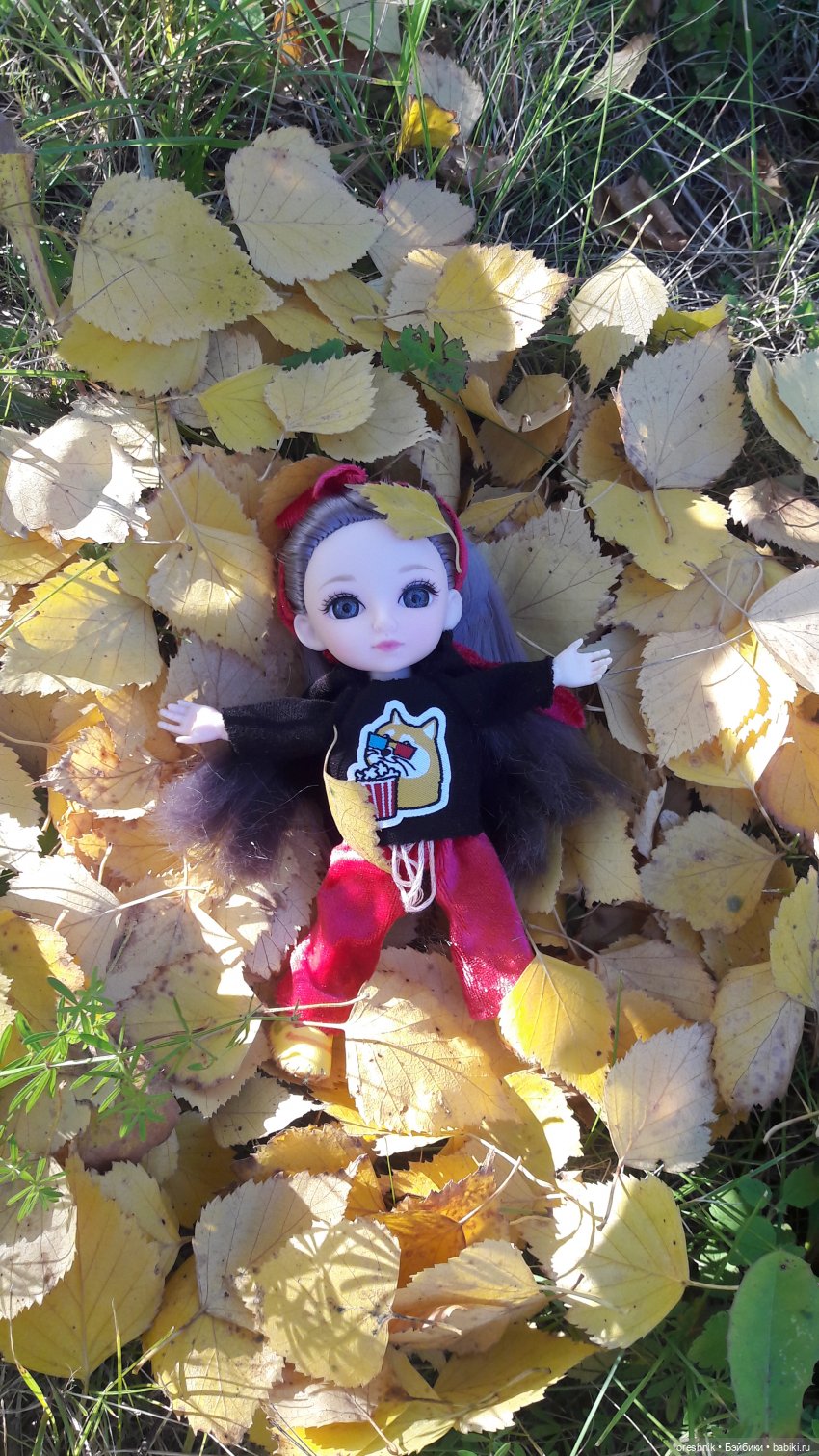 Как я осенью в листьях загорала🍁🍂🌤️