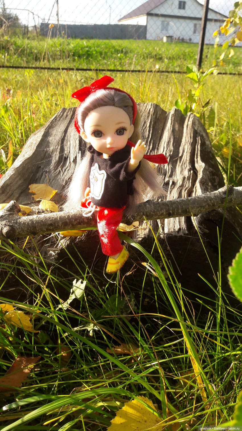 Как я осенью в листьях загорала🍁🍂🌤️